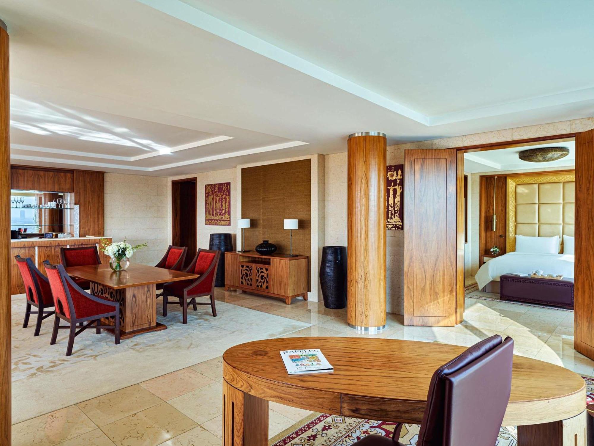 Landmark Suite Terrace Skyline View & Club Lounge Access including Daily Evening Drinks & Canapes